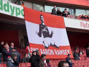 A szurkolók a lábtörést szenvedő Aaron Ramsey mellett állnak!