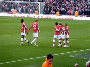 Walcott gólját ünnepli a csapat