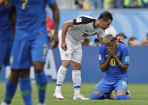 Neymar és Bryan Oviedo