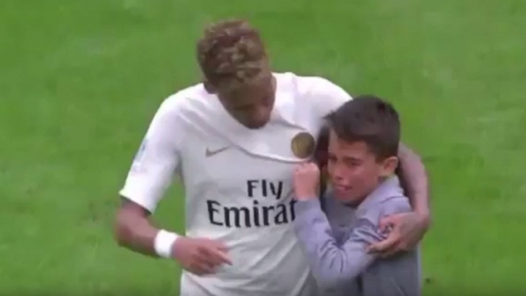 Neymar és a síró kisfiú