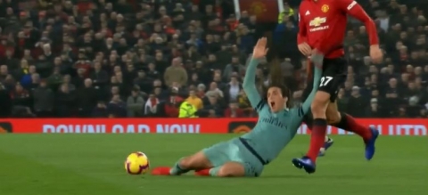 Guendouzi haját megcibálja Fellaini