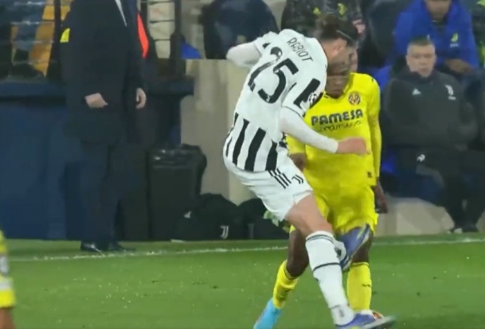 Adrien Rabiot keményen odalépett a Villarreal játékosának. Megúszta sárgával.